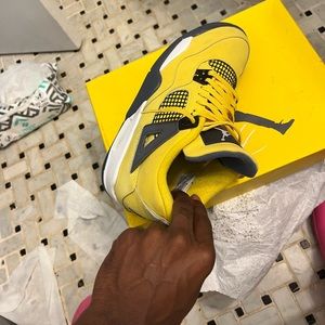 Jordan 4s “Lightning”⚡️